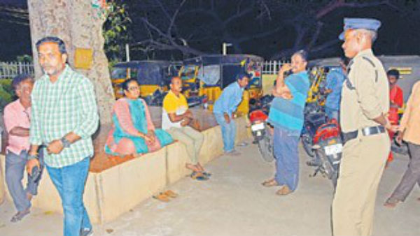 పోలీసు స్టేషన్ వద్ద బైఠాయింపు..