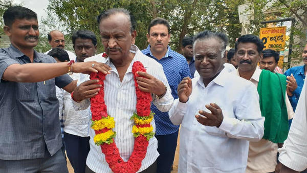ప్రజలు రాలేదని టోకన్ రాజకీయం