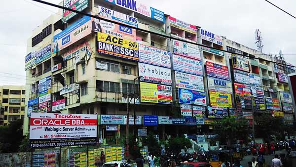 ఖాళీ అవుతున్న కోచింగ్ సెంటర్లు హాస్టళ్లు