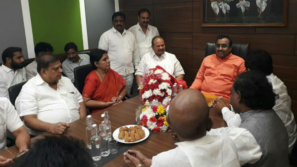 Ex minister Sanakkayala Aruna resigned TDp and joined in BJP along with her followers Ex minister Sanakkayala Aruna resigned TDp and joined in BJP along with her followers