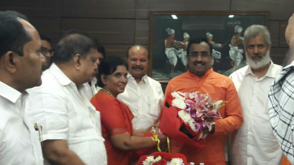 Ex minister Sanakkayala Aruna resigned TDp and joined in BJP along with her followers Ex minister Sanakkayala Aruna resigned TDp and joined in BJP along with her followers
