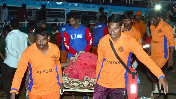 Extraction of Capsized Boat From Godavari River was stopped due to heavi rain Extraction of Capsized Boat From Godavari River was stopped due to heavi rain