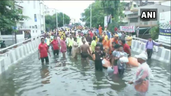 Bihar Flood Died 40 people IAF chopper drops relief material in Patna Bihar Flood Died 40 people IAF chopper drops relief material in Patna