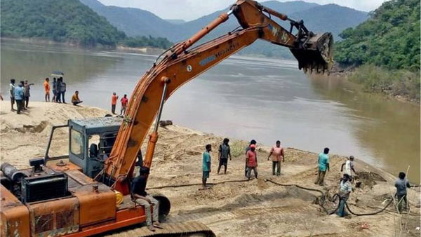 బురదలో చిక్కుకున్న లాంచీ