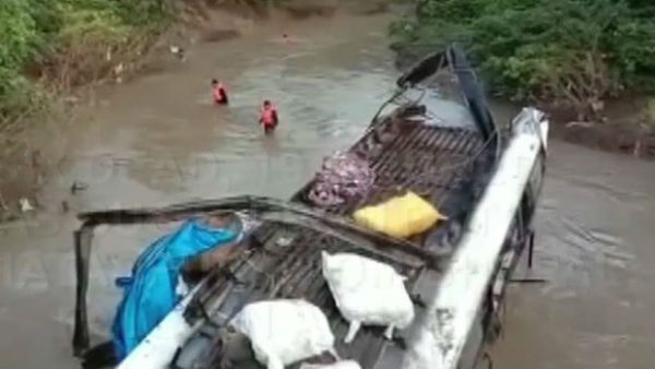 6 killed, 19 injured after bus falls into river in Madhya Pradesh 6 killed, 19 injured after bus falls into river in Madhya Pradesh