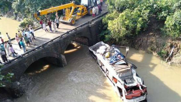 6 killed, 19 injured after bus falls into river in Madhya Pradesh 6 killed, 19 injured after bus falls into river in Madhya Pradesh