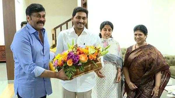 విందులో సీఎం...చిరు దంపతులు