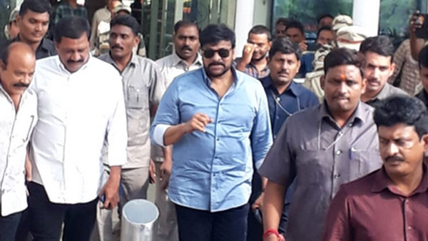 Megastar Chiranjeevi gets warm welcome in Vizag Megastar Chiranjeevi gets warm welcome in Vizag