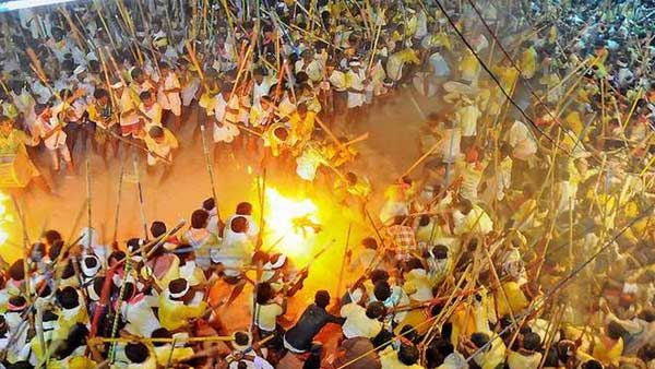 దేవరగట్టు బన్నీ ఉత్సవం.. కర్రల సమరంలో తలలు పగిలి..!