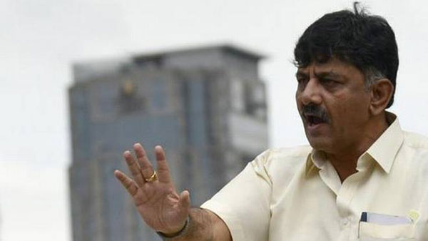 డీకే సన్నిహితుల దెబ్బ