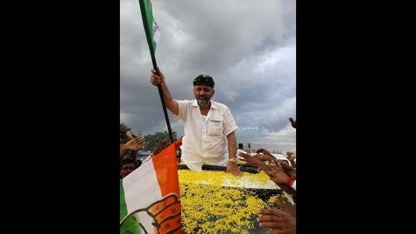 డీకే ఫ్యాన్స్ హంగామా