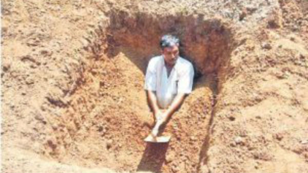 తన భూమికి పట్టాదారు పాస్ బుక్ కోసం.. పాస్ బుక్ ఇచ్చిన తహసీల్దార్