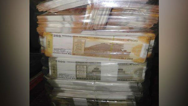 Pak using diplomatic channels to push fake currency into India: Report Pak using diplomatic channels to push fake currency into India: Report