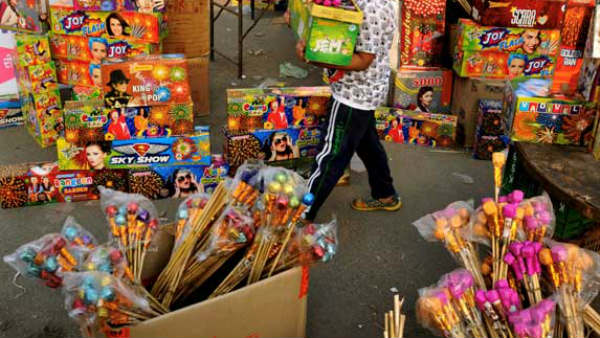 Tragedy on Diwali time ... Going for the festive merchandise six people died in a road accident Tragedy on Diwali time ... Going for the festive merchandise six people died in a road accident