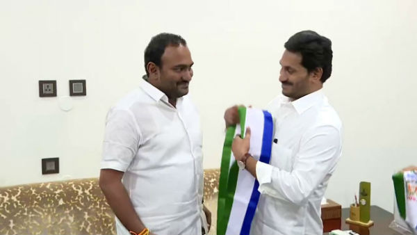 జగన్ సమక్షంలో వైసీపీ తీర్థం పుచ్చుకున్న అల్లూరి కృష్ణంరాజు నిన్నమొన్నటి వరకు జనసేన పార్టీలో రాజోలు నియోజక వర్గంలో కీలక నేతగా ఉన్న అల్లూరి కృష్ణంరాజు జగన్ సమక్షంలో వైసీపీ తీర్థం పుచ్చుకోవడం జనసేన పార్టీకి పెద్ద దెబ్బ అని చెప్పవచ్చు. తూర్పుగోదావరి జిల్లా రాజోలు మాజీ శాసనసభ్యుడు అల్లూరి కృష్ణంరాజు పార్టీ మారుతారని గత కొంతకాలంగా ప్రచారం జరుగుతోంది. ఇక ఈ నేపథ్యంలోనే ఆయన పార్టీ మారడం జనసేనని పవన్ కళ్యాణ్ కు షాకింగ్ న్యూస్ అని చెప్పాలి. ఇక అల్లూరి కృష్ణంరాజు విషయానికి వస్తే ఆయన గతంలో రాజోలు నియోజకవర్గం నుంచి ఎమ్మెల్యేగా గెలిచారు. మంచి పేరున్న నాయకుడు. మంచి వ్యాపారిగా కూడా స్థానికంగా ఆయనకు గుర్తింపు ఉంది .రాజోలు నియోజకవర్గం ఎస్సీ రిజర్వ్డు నియోజకవర్గంగా మారడంతో గత ఎన్నికల్లో అక్కడినుండి రాపాక వరప్రసాద్ జనసేన పార్టీ నుండి పోటీ చేసి విజయం సాధించారు.