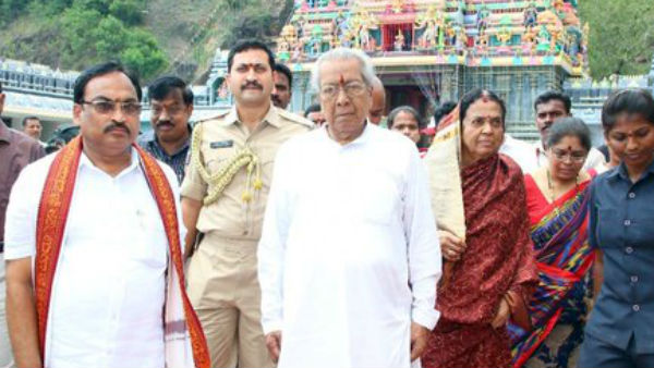 AP Governor Biswa Bhusan and Suprava Harichandan visited Durgamma temple at vijayawada during Dasara festival AP Governor Biswa Bhusan and Suprava Harichandan visited Durgamma temple at vijayawada during Dasara festival