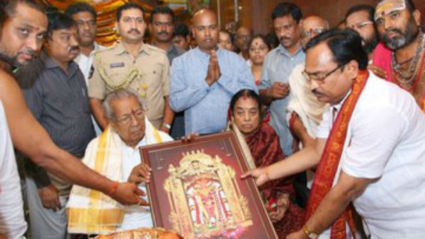 AP Governor Biswa Bhusan and Suprava Harichandan visited Durgamma temple at vijayawada during Dasara festival AP Governor Biswa Bhusan and Suprava Harichandan visited Durgamma temple at vijayawada during Dasara festival