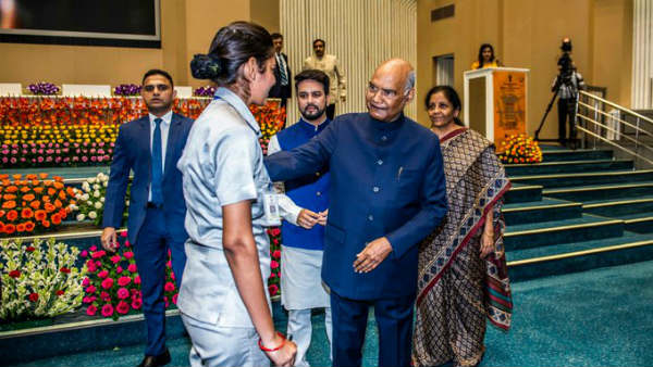 తుళ్లి పడిపోయిన ఉద్యోగిని