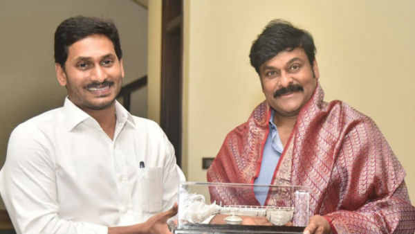 జగన్ ని కలిసి సైరా చూడమని చెప్పిన చిరు