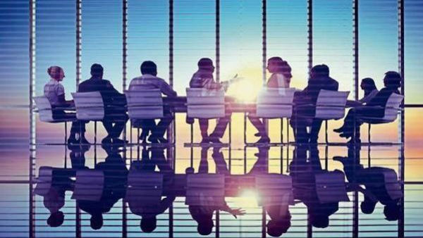 Jobs for top posts declined due to slowdown in economy Jobs for top posts declined due to slowdown in economy