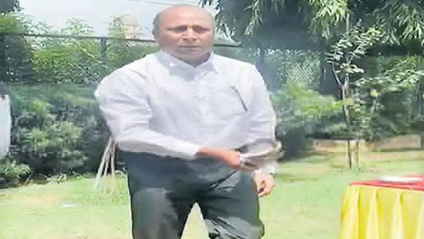 High cout judge Kodanda Ram done social service by cleaning dinner plates in court premisis. High cout judge Kodanda Ram done social service by cleaning dinner plates in court premisis.