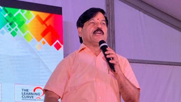 బ్లాక్ మెయిల్ చేశారు