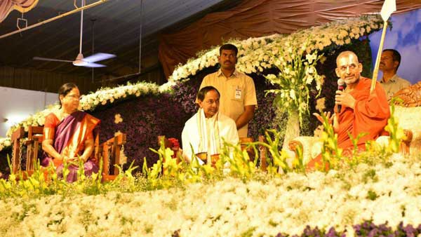 ఎవరినీ లెక్క చెయ్యకుండా భక్తి చాటుకునే ధైర్యవంతుడు అని ప్రశంస