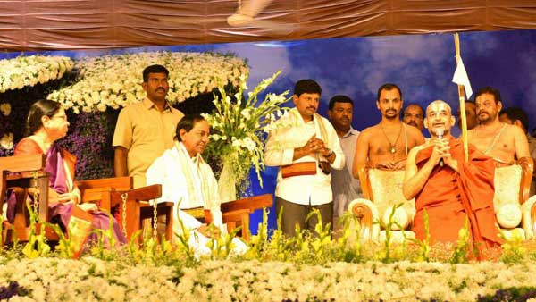 స్వామీజీ వ్యాఖ్యలకు సంతోషపడ్డ సీఎం కేసీఆర్