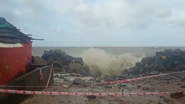 Kyarr cyclone Updates: Cyclone making its way towards Ratnagiri district of Maharashtra Kyarr cyclone Updates: Cyclone making its way towards Ratnagiri district of Maharashtra