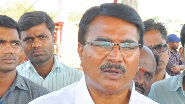 జూపల్లి శంకుస్థాపనలు చేసిన అభివృద్ధి పనులు ముట్టుకోని మంత్రి నిరంజన్ రెడ్డి