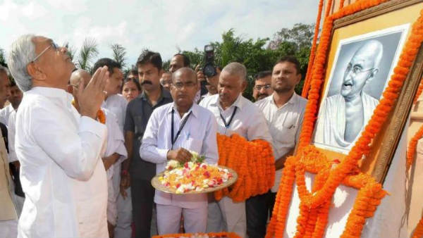 Follow Mahatma Gandhis principles but dont make him an object of worship: Nitish Follow Mahatma Gandhis principles but dont make him an object of worship: Nitish