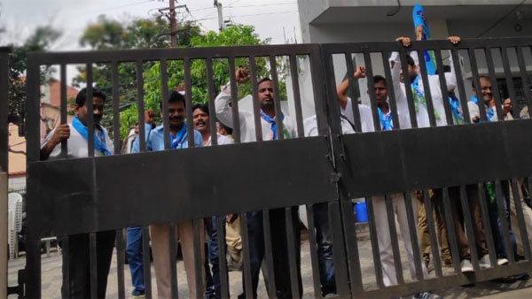 TSRTC Strike: Police over action at Hyderabad RTC X road TSRTC Strike: Police over action at Hyderabad RTC X road