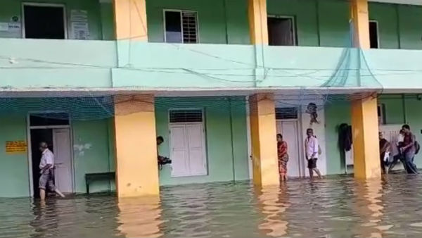 పోలింగ్ కేంద్రాల్లోకి వర్షపు నీరు