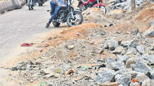 గుంతలు పడ్డ రోడ్డు కారణంగా కాలు విరగ్గొట్టుకున్న యువకుడు.. నగరపాలక సంస్ధపై క్రిమినల్ కేసు..