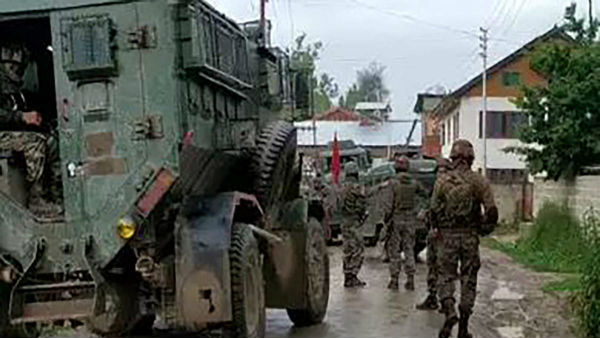 Grenade attack by militants leaves 15 injured in Sopore of Jammu and Kashmir Grenade attack by militants leaves 15 injured in Sopore of Jammu and Kashmir
