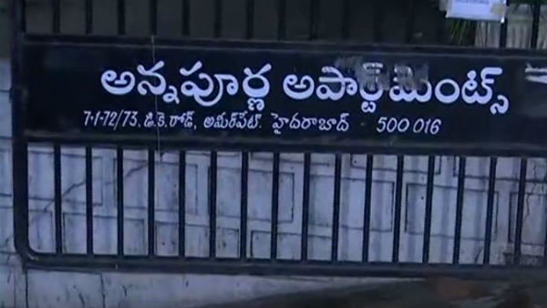 వర్షంలో తడుచుకుంటూ ఇంటికి..