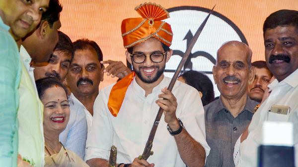 ఆదిత్య థాకరే గెలుపు నేపథ్యంలో శివసేన నేతల సందడి