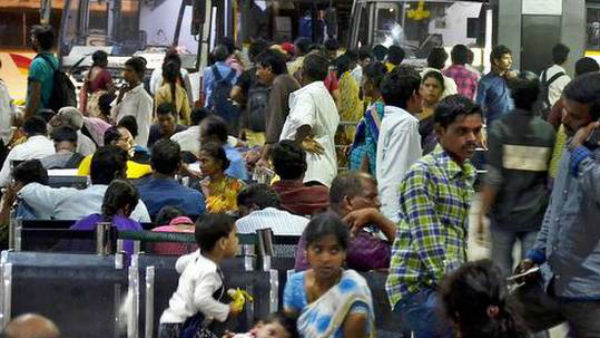సమ్మెతో ముందుగానే వెళుతున్న ప్రయాణికులు