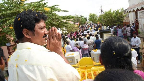 వంశీ లేఖల నేపధ్యంలో పార్టీలో చేర్చుకోవటం అవసరమా అని చర్చ
