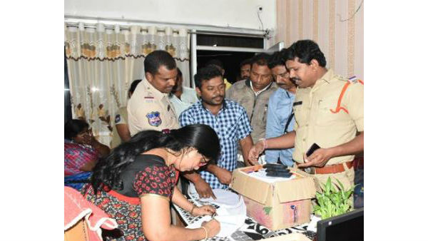 స్థానికురాలని నమ్మితే మోసం చేసి..!