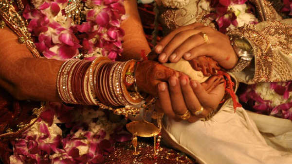 ప్రేమ పెళ్లే కానీ..: రాత్రి అమ్మాయి మెడలో తాళి కట్టి.. తెల్లారేసరికి పరార్!