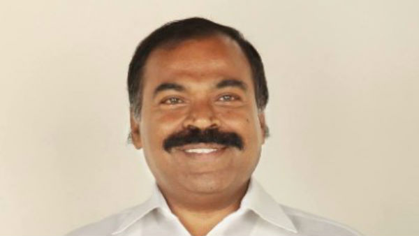 కార్యక్రమాలలో వేదికల మీద తనఫోతో చిన్నది పెడుతున్నారని ఆరోపణ