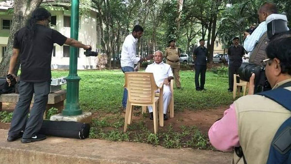 Karnataka Congress leaders criticized to Chief Minister BS Yediyurappa for not helping flood victims Karnataka Congress leaders criticized to Chief Minister BS Yediyurappa for not helping flood victims