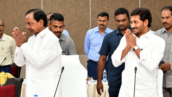 కేంద్ర సర్కార్ పై గుర్రుగా ఉన్న తెలుగు రాష్ట్రాల సీఎం లు