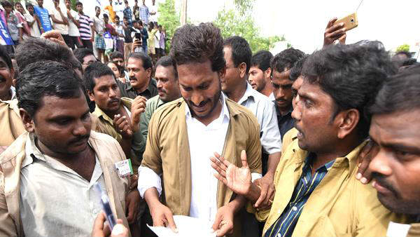 ఖాకీ చొక్కాతో వైఎస్ జగన్