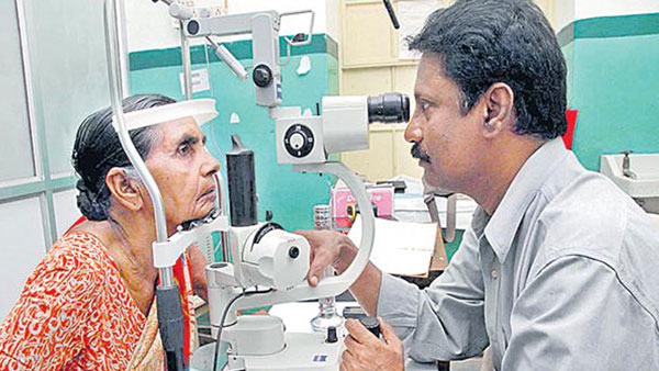 విద్యార్థులకు సైతం కంటి పరీక్షలు .. వైద్య సేవలు