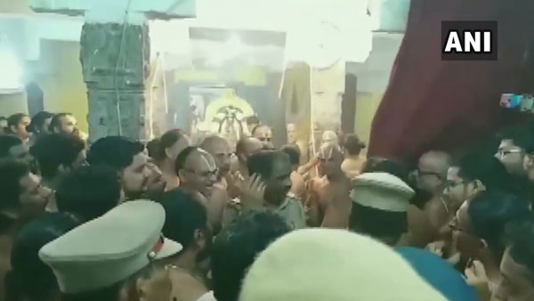 Clash broke out between members of archakas in Varadharaja Perumal Temple in Kanchipuram Tamil Nadu Clash broke out between members of archakas in Varadharaja Perumal Temple in Kanchipuram Tamil Nadu
