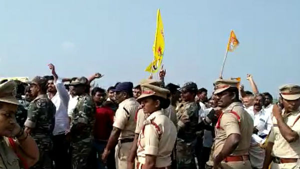 రైతులకు ఇచ్చిన హామీలు నెరవేర్చలేదని ఆయన పర్యటన వ్యతిరేకిస్తూ ఫ్లెక్సీలు