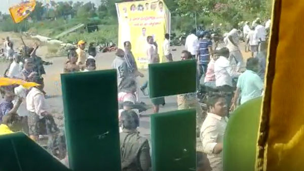 చంద్రబాబు రాకను స్వాగతిస్తూ కూడా ఫ్లెక్సీలు