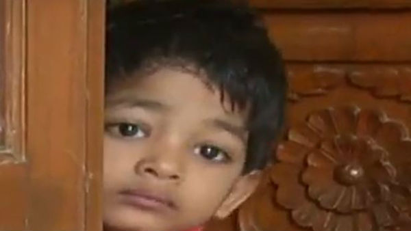 తల్లికోసం తలుపు దగ్గర చిన్నారుల ఎదురుచూపులు